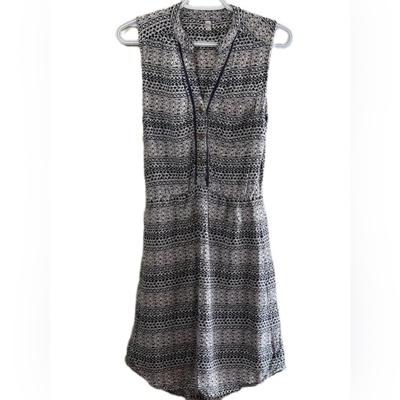 Sleeveless Black and White Patterned Dress - Picture 2 of 7